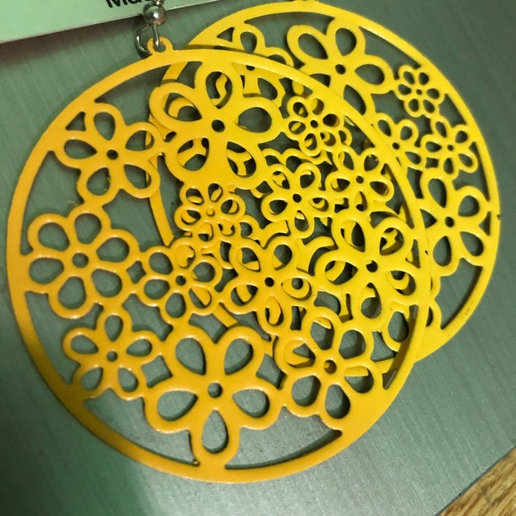 🌼Princess Flower Daisy Earrings with fish Hook Da - Picture 6 of 6